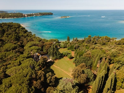 Der Park Goldenes Kap über dem Meer