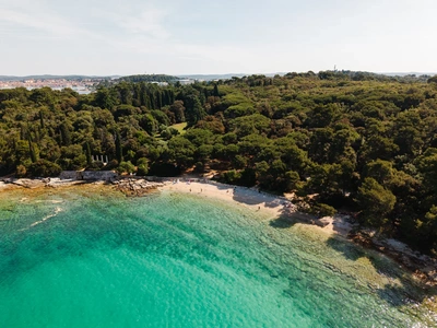 Der Hauptkiesstrand der Goldenen Bucht