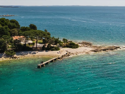 Letalski pogled na rt Zlatni rt in pomol