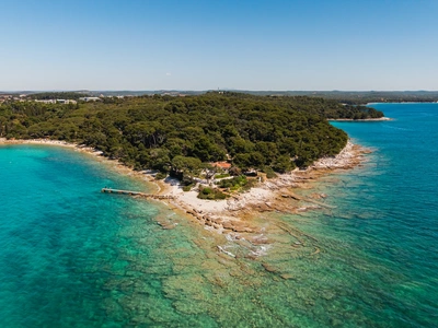Široki letalski pogled na obalo Zlatnega rta