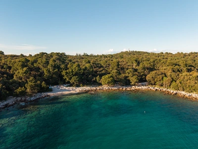 Šljunčana plaža u večernjem svjetlu