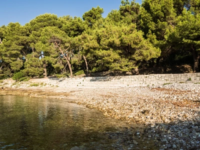 Calm pebble cove at Škaraba