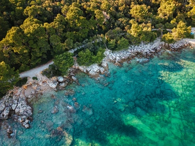 Obalna staza iznad hridi Škarabe