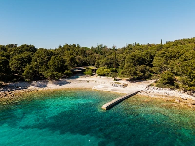 Betonski paviljon i kameni gat