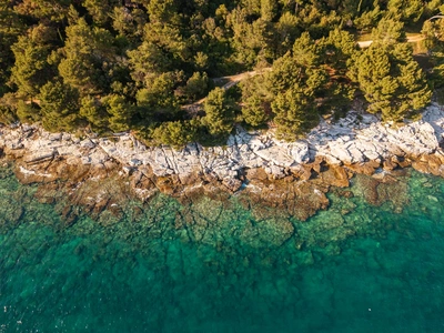 Pogled odozgo na hridi Škarabe