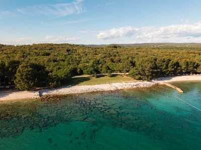 Cuvi cove with shallow reefs