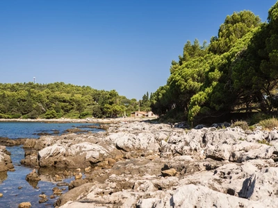 Costa rocciosa e acqua turchese a Cuvi