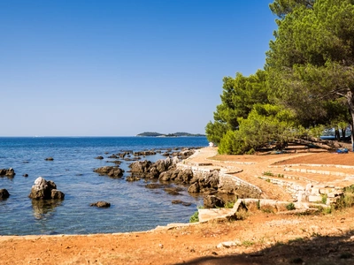Costa rocciosa di Cuvi con vista sulle isole