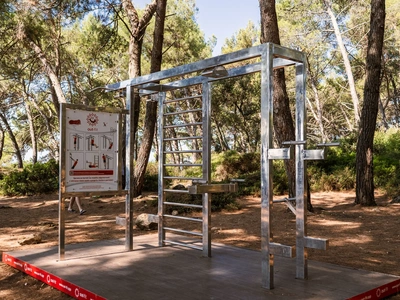 Docce e bacheca informativa alla spiaggia di Cuvi