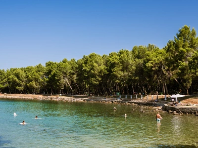 Cala turchese per il bagno a Cuvi