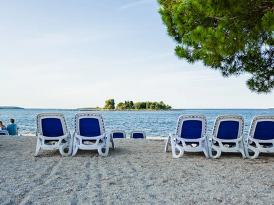 Loungers facing the islet