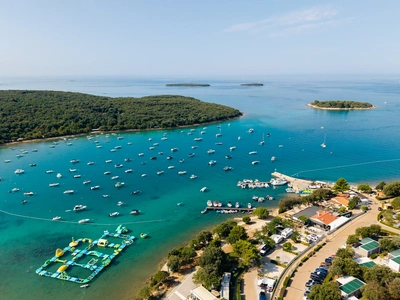 Ormeggi e parco acquatico all'imboccatura della baia