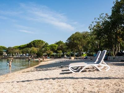 La spiaggia principale sotto i pini