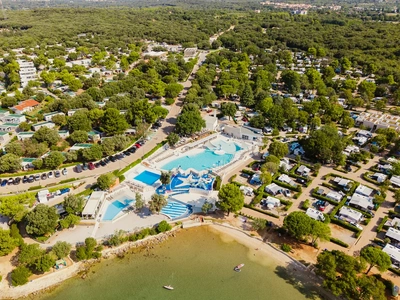 Piscine e piazzole dietro la spiaggia