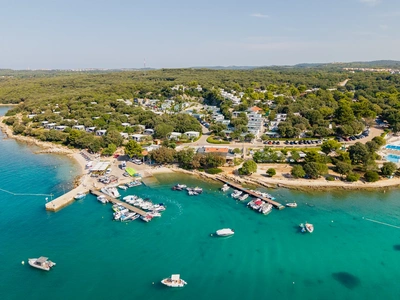 Il molo, il beach bar e gli ormeggi