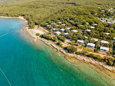 Case mobili lungo la costa rocciosa