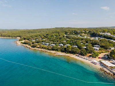 Costa rocciosa e zona di balneazione delimitata