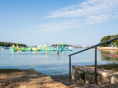 Ingresso in acqua con corrimano accanto al parco acquatico