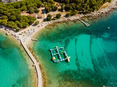 Strand und schwimmender Aqua-Park