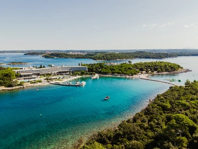 Crveni otok und die türkise Bucht