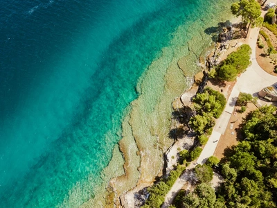 Klares Wasser entlang der Felsküste