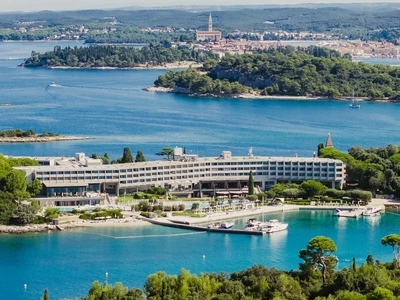 Island Hotel Istra, dahinter Rovinj