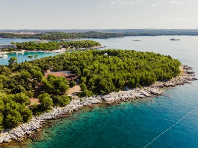 Bewaldete Küste der Insel Maškin