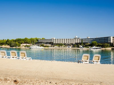 Island Hotel Istra jenseits der Bucht