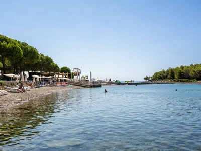 Kiesstrand an der geschützten Bucht