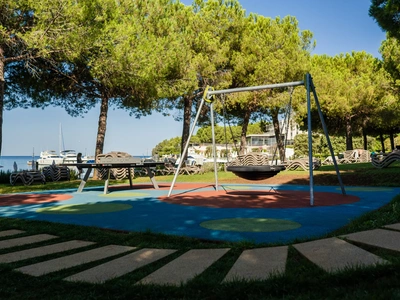 Spielplatz am Meer unter den Pinien