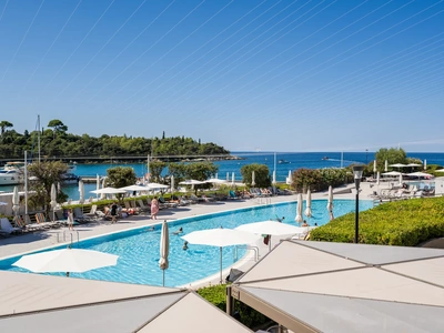 Resortpool über dem Yachthafen