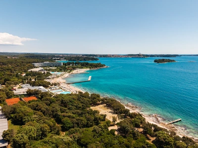 Strand Amarin met Rovinj aan de horizon