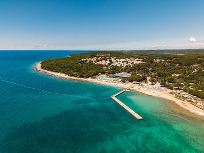 Met dennen omzoomde kust richting Amarin