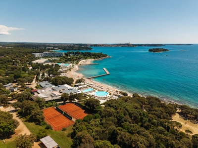 Tennisbanen van het Amarin-resort