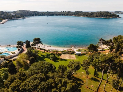 La baia e la spiaggia di Santa Caterina con la costa di Rovigno dall'altra parte del canale