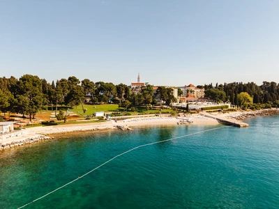 La spiaggia di Santa Caterina con il campanile di Santa Eufemia sullo sfondo
