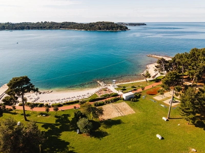 Spiaggia principale e pineta di Santa Caterina, con le isole sullo sfondo