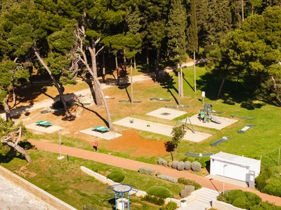 Minigolf e area picnic nel parco di pini sull'isola di Santa Caterina