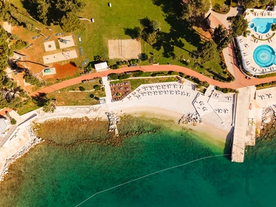 Vista aerea del solarium con piscina, i campi sportivi e la spiaggia di Santa Caterina
