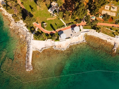 Vista dall'alto della riva rocciosa meridionale dell'isola di Santa Caterina