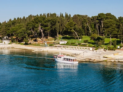 Il taxi boat si avvicina al pontile dell'isola di Santa Caterina, Rovigno