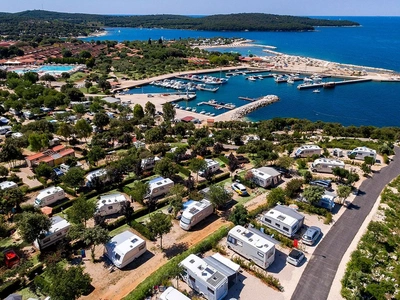 Jachthaven en strand