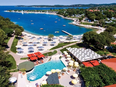 Strand en terras bij het zwembad