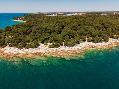 Balsamake met het oude centrum van Rovinj in de verte