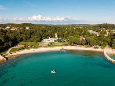 Zaštićena uvala s plažnim paviljonom i plutajućim pontonom