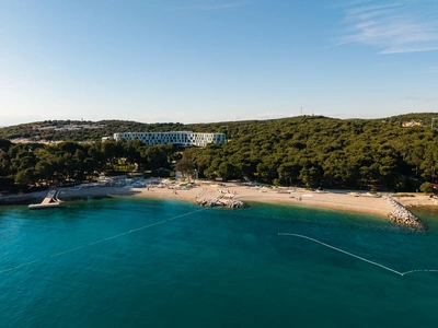 Plaža Borik s naseljem Amarin u pozadini