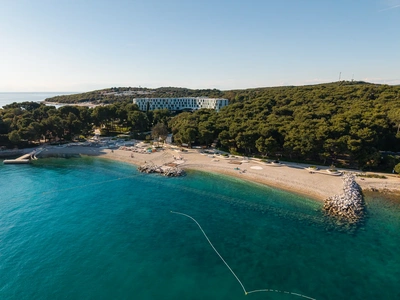 Uređena šljunčana plaža Borik s kupališnom zonom