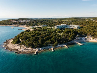 Pošumljeni rt sjeverno od stare jezgre