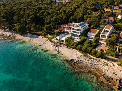 Sunčališne terase i molo za kupanje