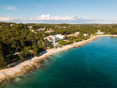Vile i šljunčana plaža uz obalu
